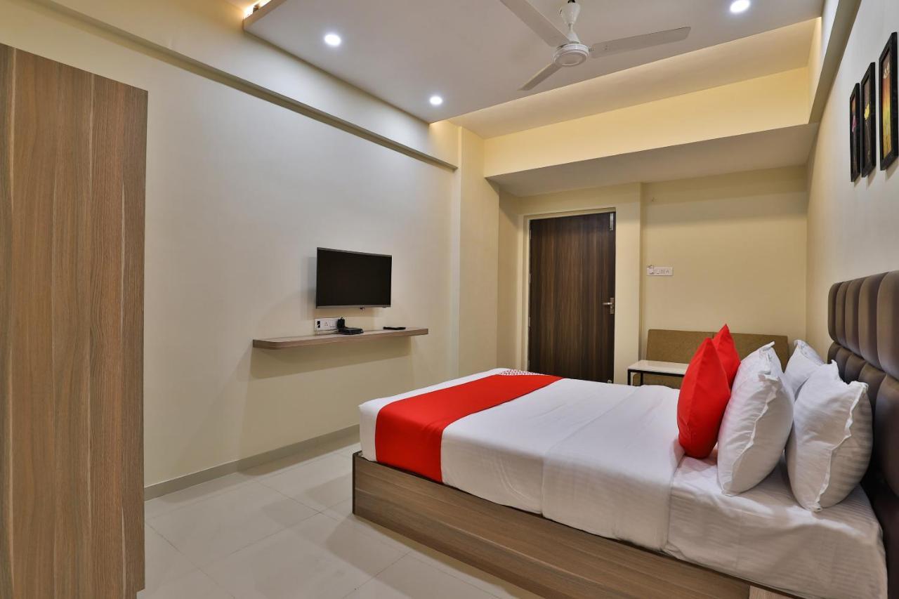 OYO 28429 Hotel Citadel Surat Buitenkant foto