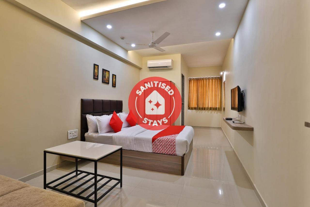OYO 28429 Hotel Citadel Surat Buitenkant foto