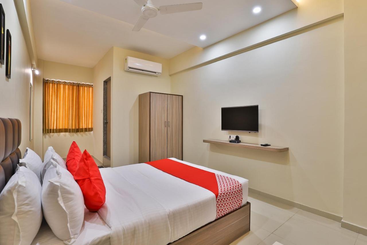 OYO 28429 Hotel Citadel Surat Buitenkant foto
