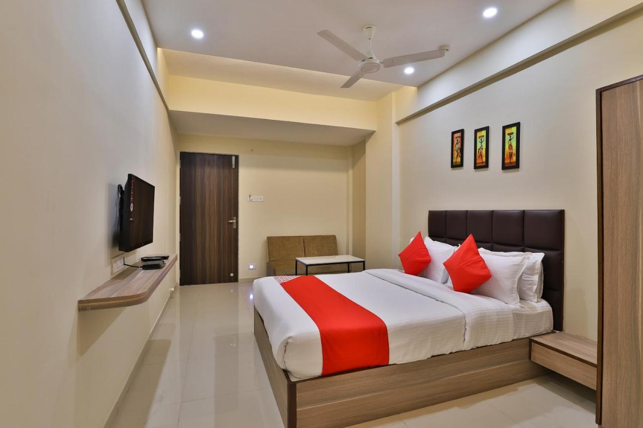 OYO 28429 Hotel Citadel Surat Buitenkant foto