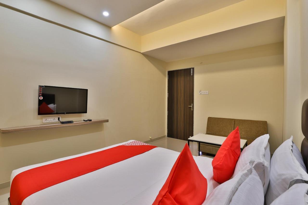 OYO 28429 Hotel Citadel Surat Buitenkant foto