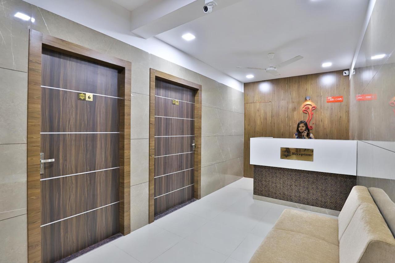 OYO 28429 Hotel Citadel Surat Buitenkant foto