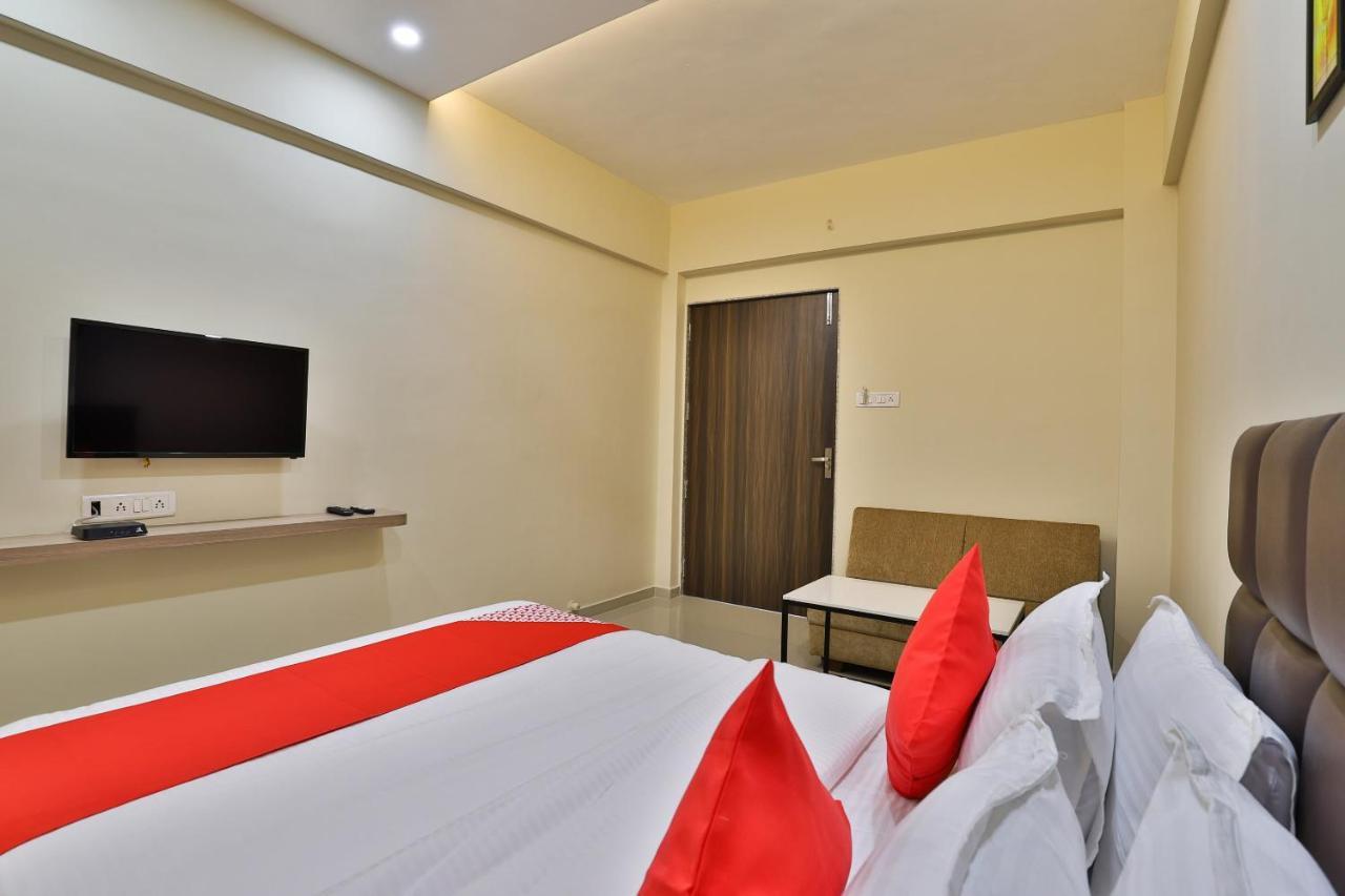 OYO 28429 Hotel Citadel Surat Buitenkant foto
