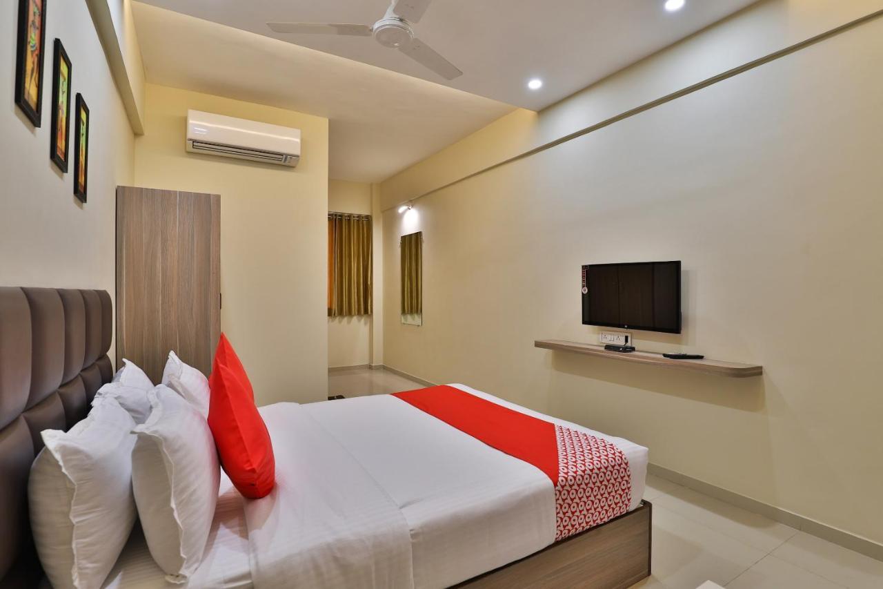 OYO 28429 Hotel Citadel Surat Buitenkant foto