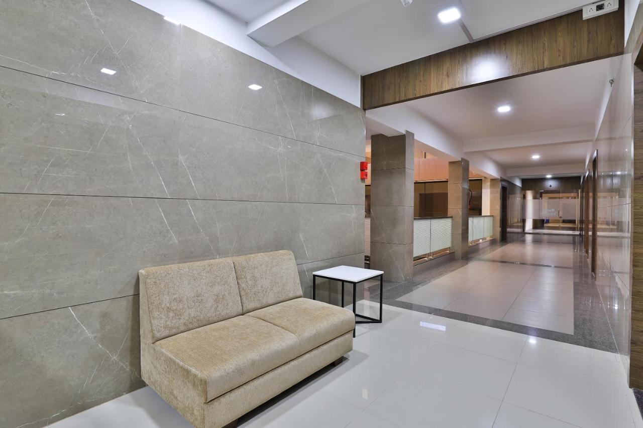 OYO 28429 Hotel Citadel Surat Buitenkant foto
