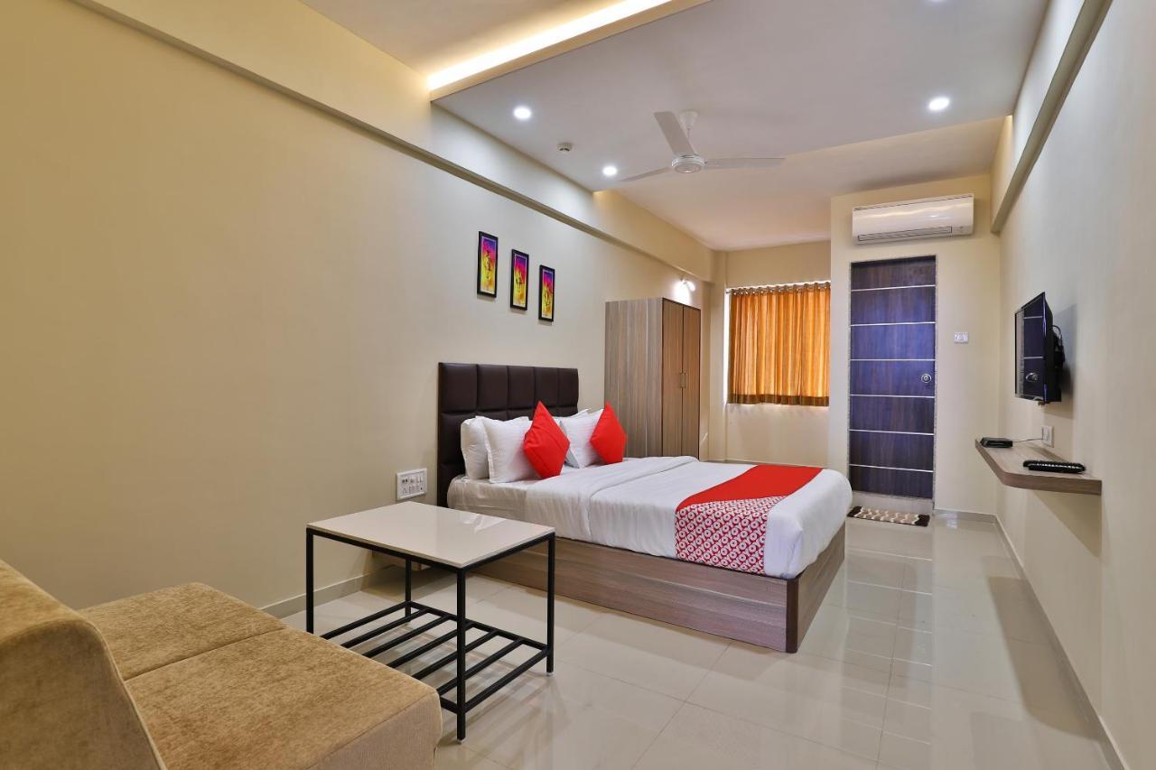 OYO 28429 Hotel Citadel Surat Buitenkant foto