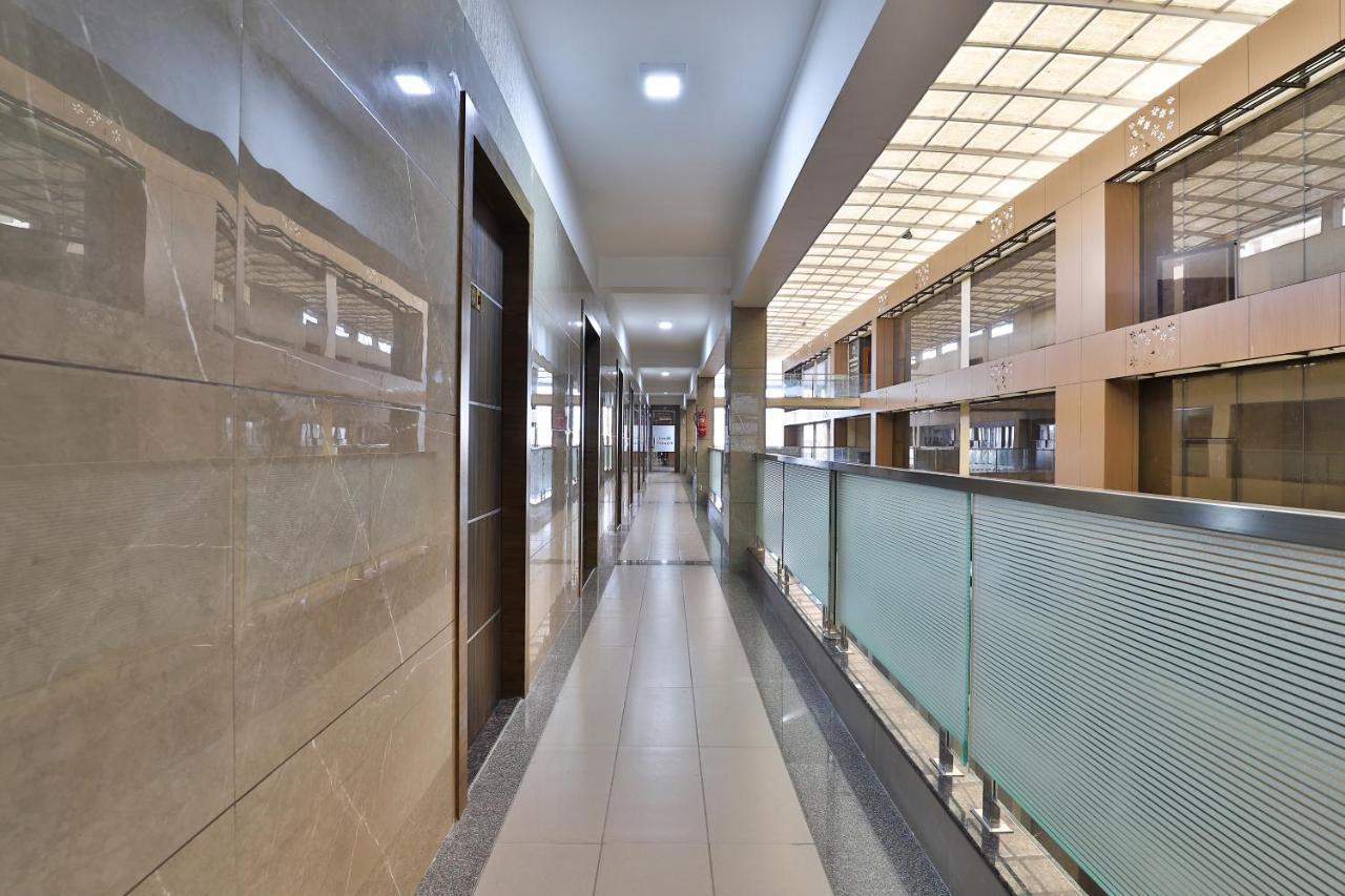 OYO 28429 Hotel Citadel Surat Buitenkant foto