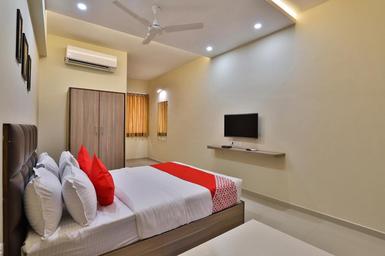 OYO 28429 Hotel Citadel Surat Buitenkant foto