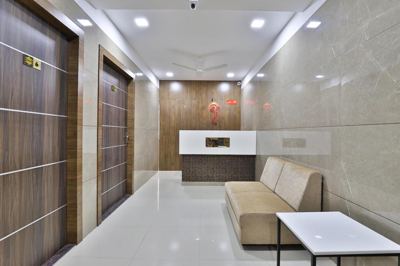 OYO 28429 Hotel Citadel Surat Buitenkant foto