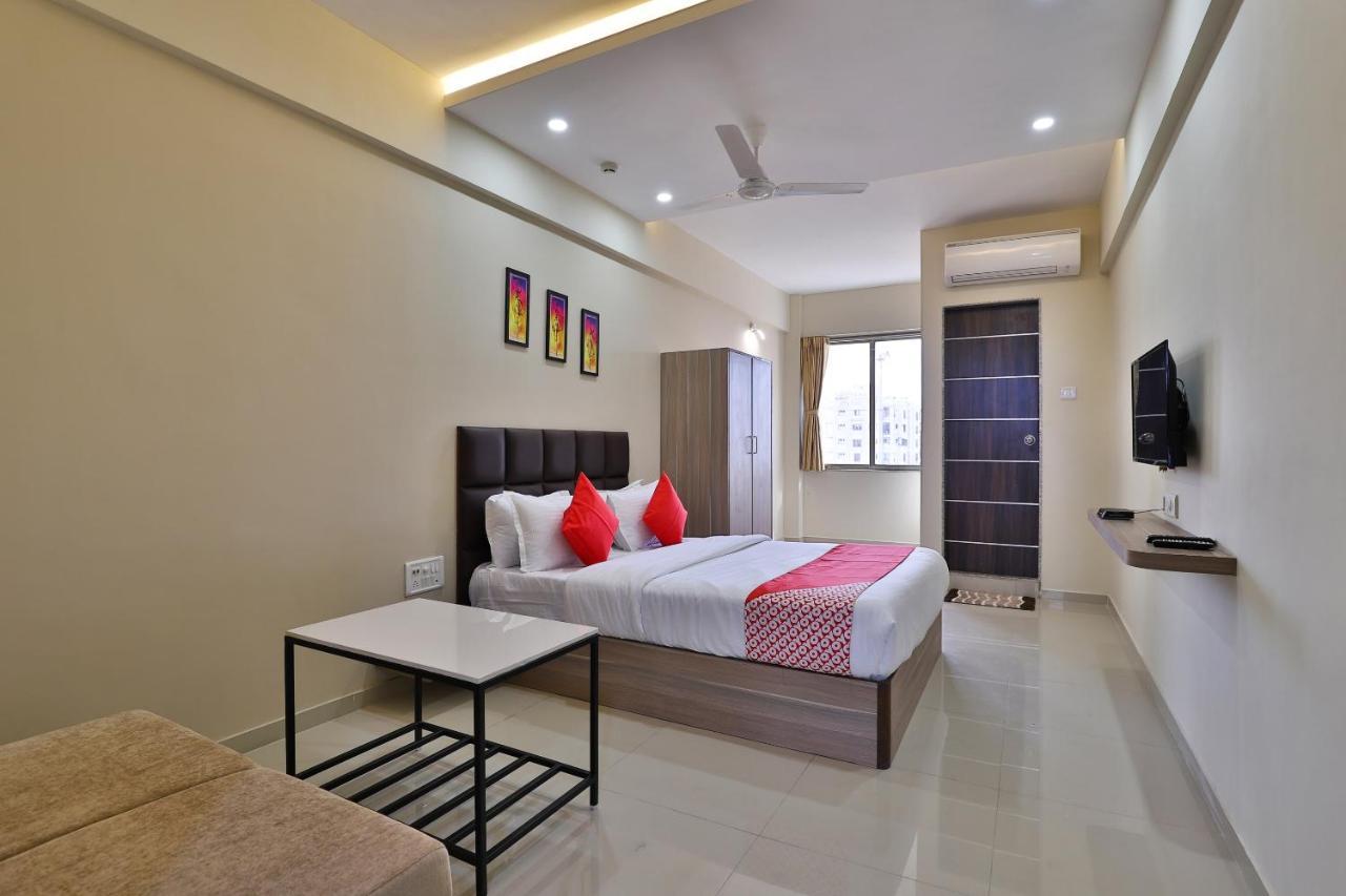 OYO 28429 Hotel Citadel Surat Buitenkant foto
